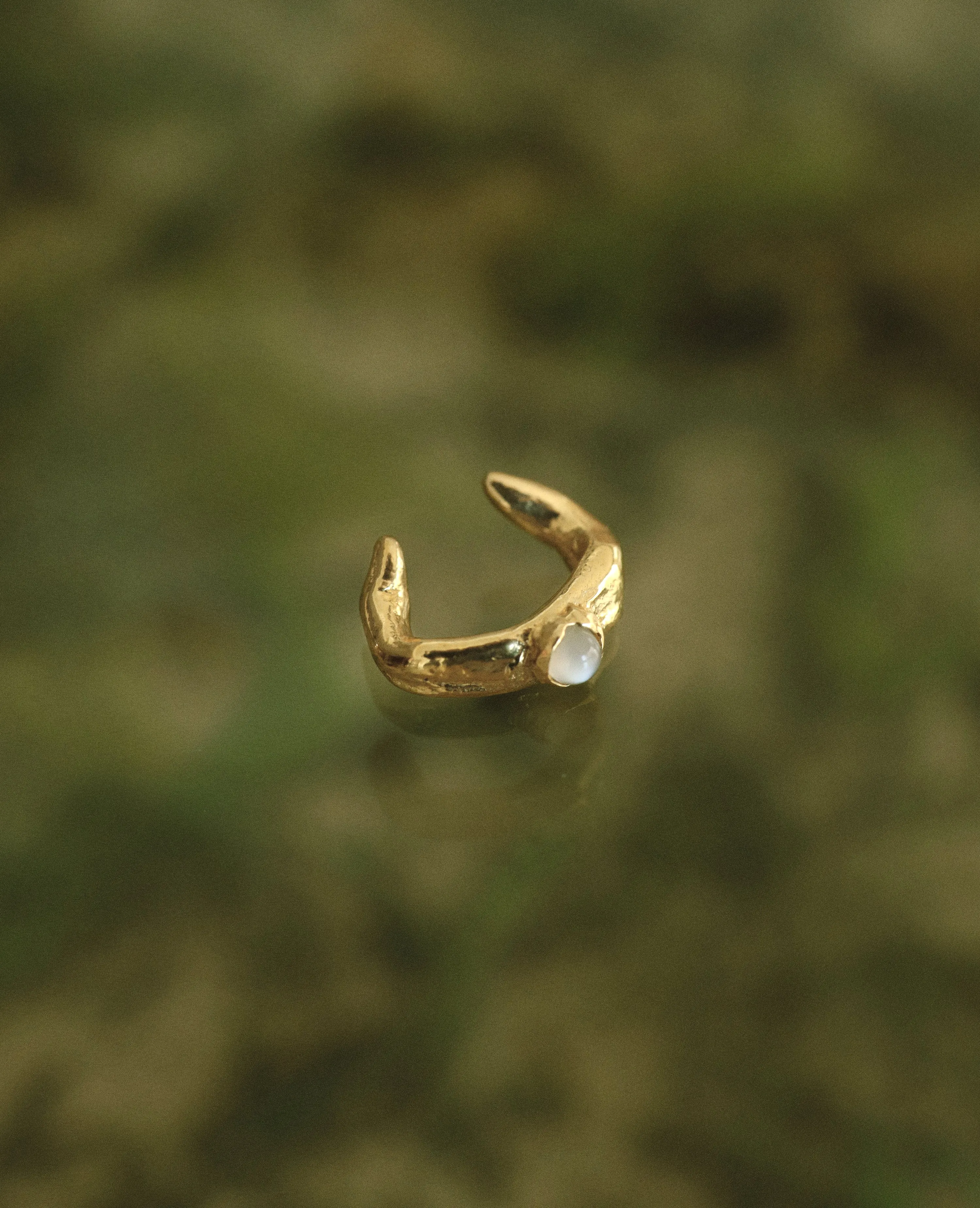 CAPRI THORNS // golden ear cuff